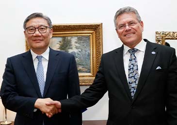 商务部长王文涛与欧盟委员会贸易和经济安全委员谢夫乔维奇会谈