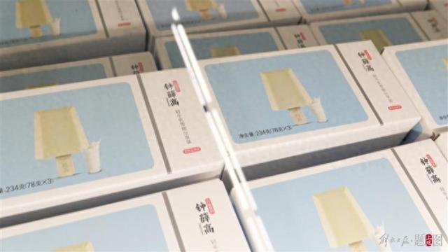 钟薛高公号时隔近两年再次更新，员工称每个月断断续续有生产，“身兼数职死扛”