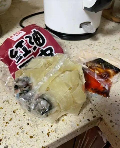 红油面皮发霉变质 阿宽食品上市恐受影响