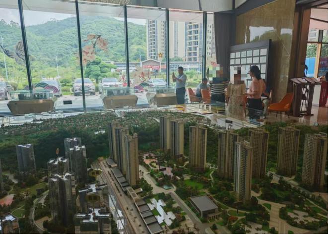 最低40万元一套，李嘉诚家族甩货大湾区400套房源！一套房价格仅约香港同面积首付，中介称“很多香港客户来买”